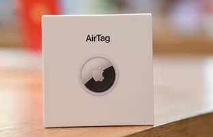 Imagem mostrando um rastreadores portáteis compacto e discreto, ideal para monitoramento de objetos pessoais como mochilas, malas e veículos, com tecnologia GPS e cobertura global. Perfeito para detetives particulares, segurança familiar e monitoramento de ativos