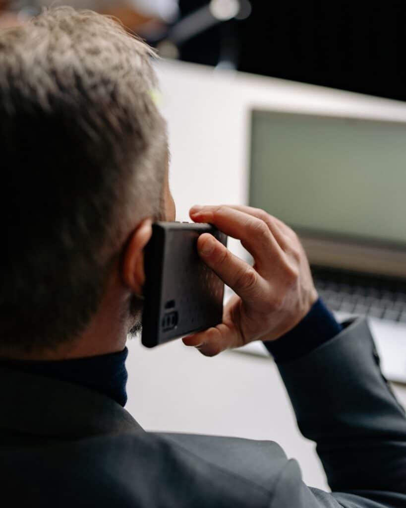 Homem segurando celular em investigação particular