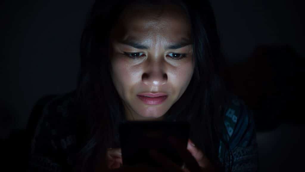Pessoa tentando recuperar arquivos apagados do celular após perda de dados